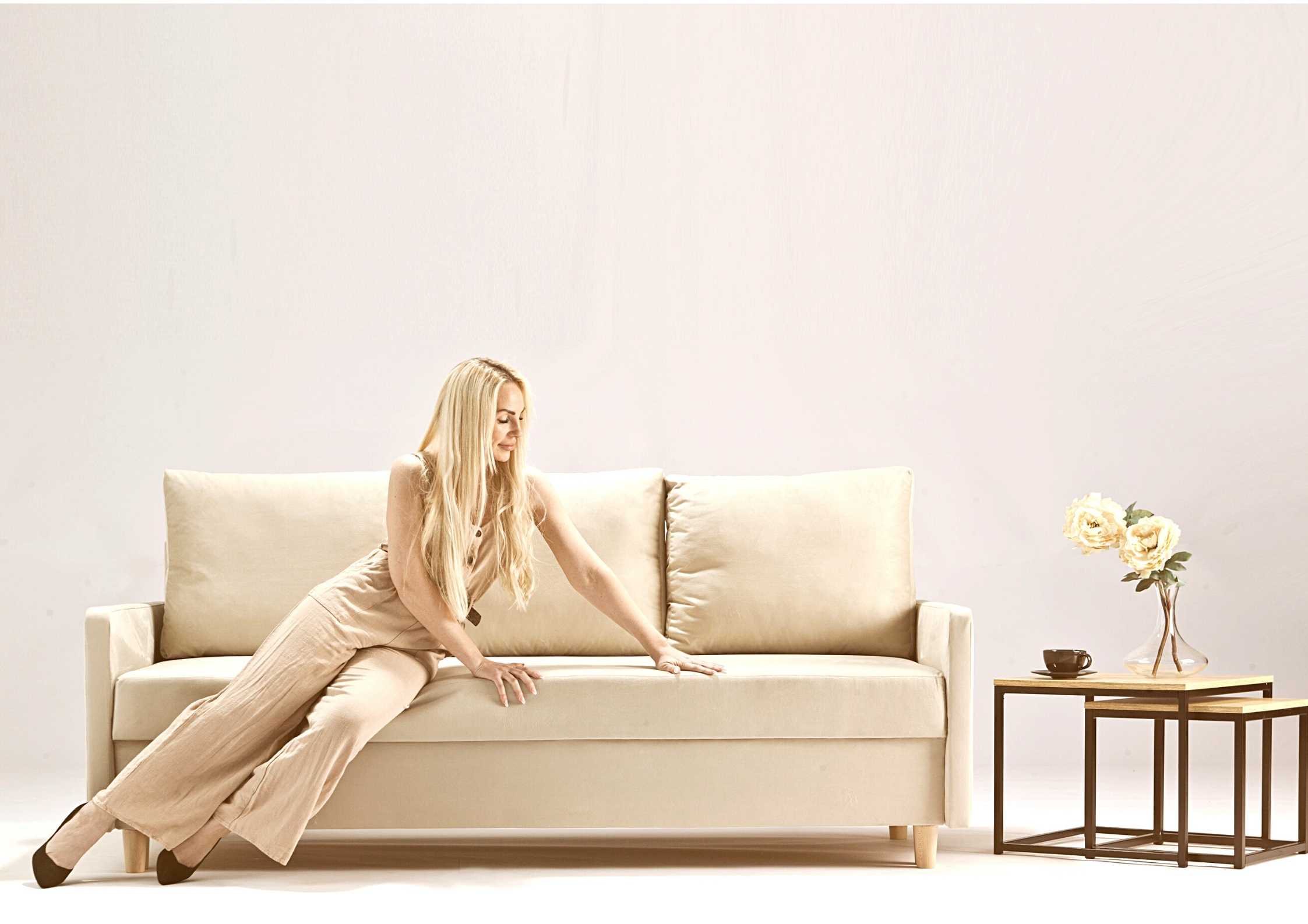 Beżowa skandynawska sofa rozkładana